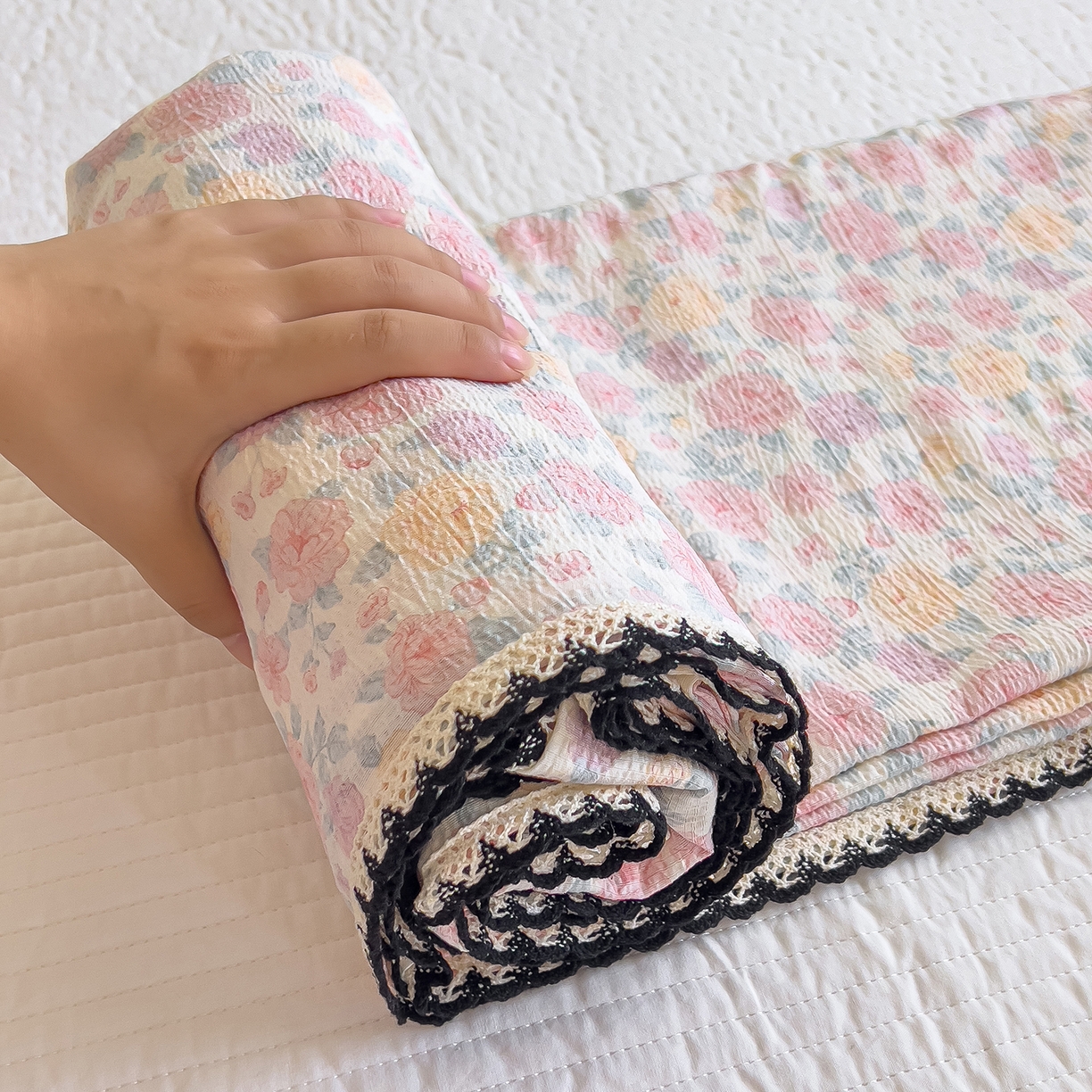 91家纺网 家纺一手货源 找家纺 三盛源 2025新款韩版碎花皱皱双层纱镂空花边水洗棉单床单床单单件 桃之妖妖