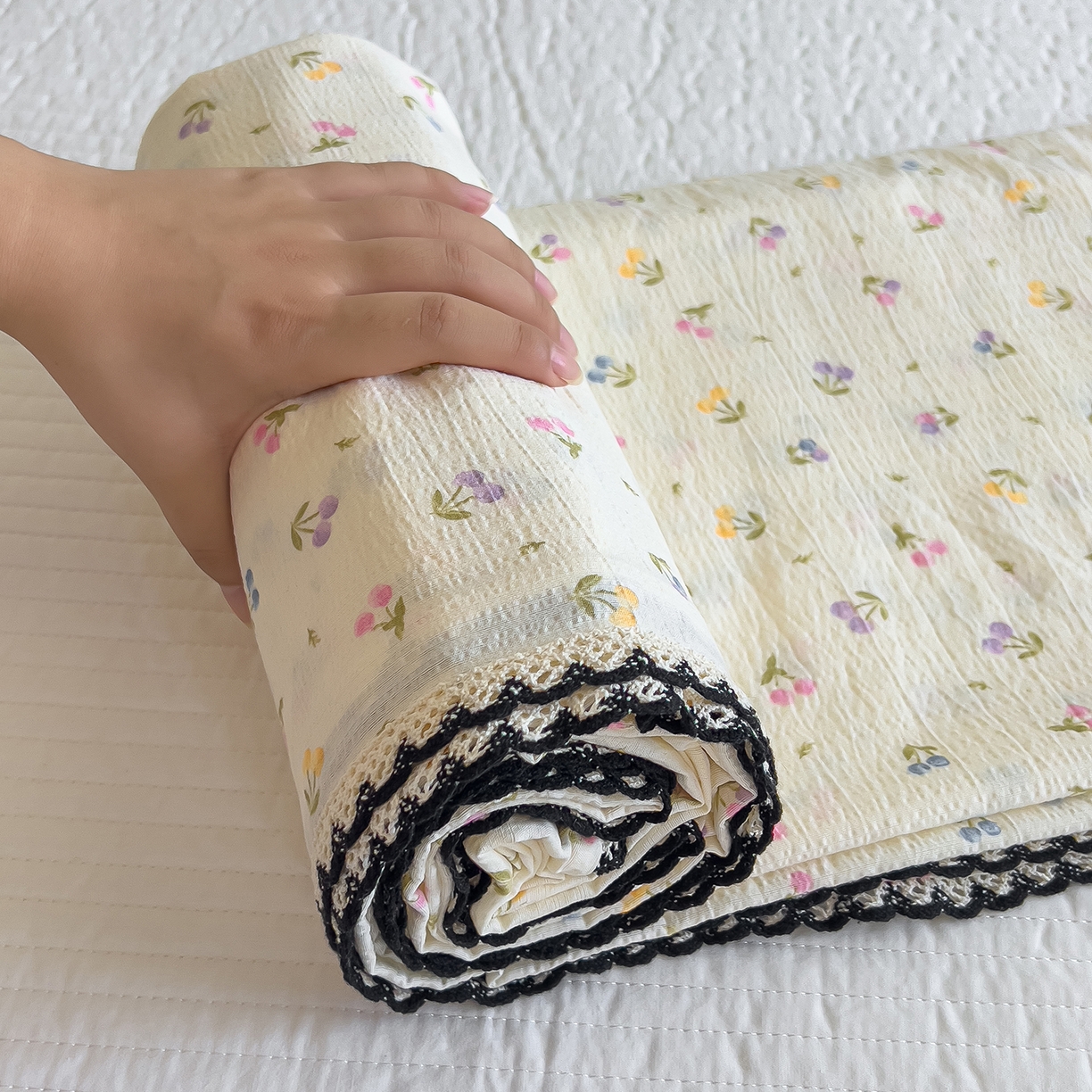 91家纺网 家纺一手货源 找家纺 三盛源 2025新款韩版碎花皱皱双层纱镂空花边水洗棉单床单床单单件 樱桃波波