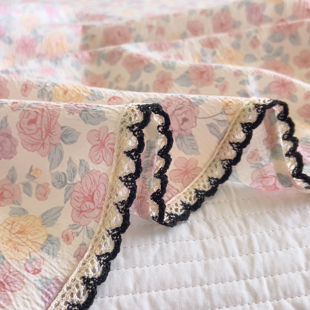 91家纺网 家纺一手货源 找家纺 三盛源 2025新款韩版碎花皱皱双层纱镂空花边水洗棉单床单床单单件 桃之妖妖