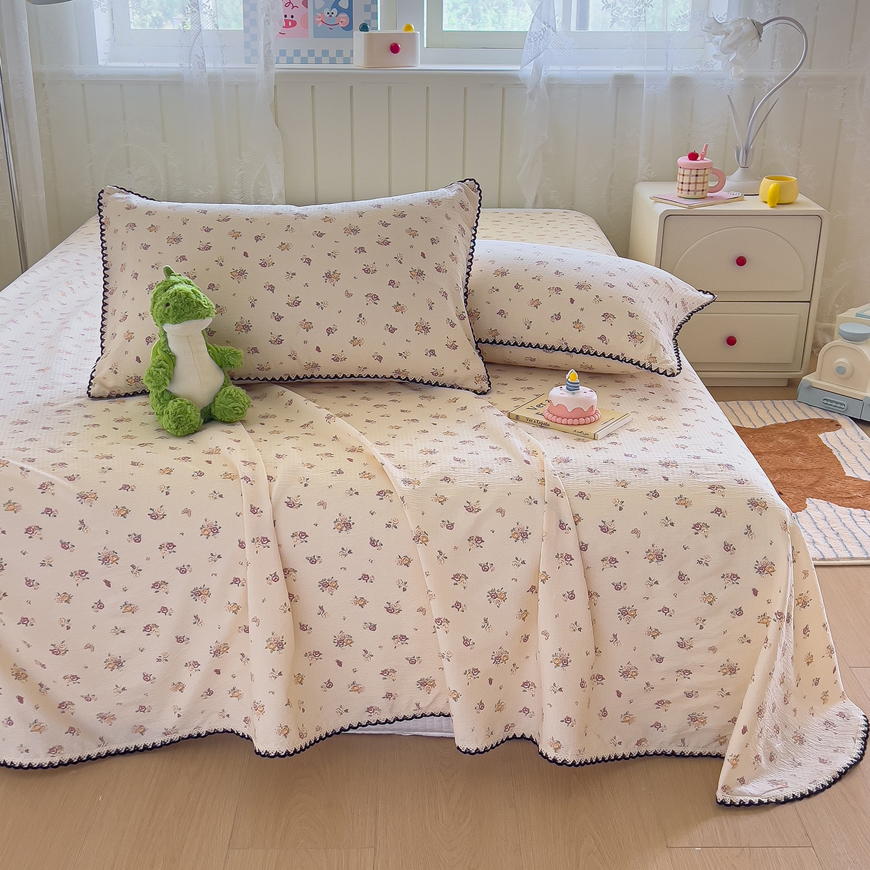 91家纺网 家纺一手货源 找家纺 三盛源 2025新款韩版碎花皱皱双层纱镂空花边水洗棉单床单床单单件 梦境