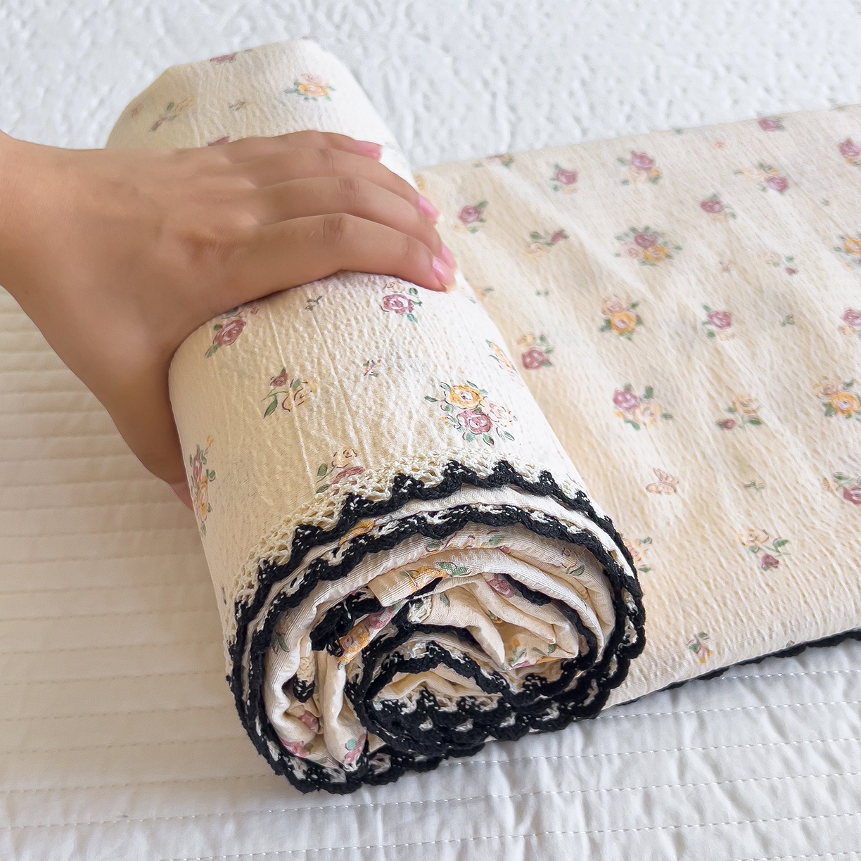 91家纺网 家纺一手货源 找家纺 三盛源 2025新款韩版碎花皱皱双层纱镂空花边水洗棉单床单床单单件 梦境