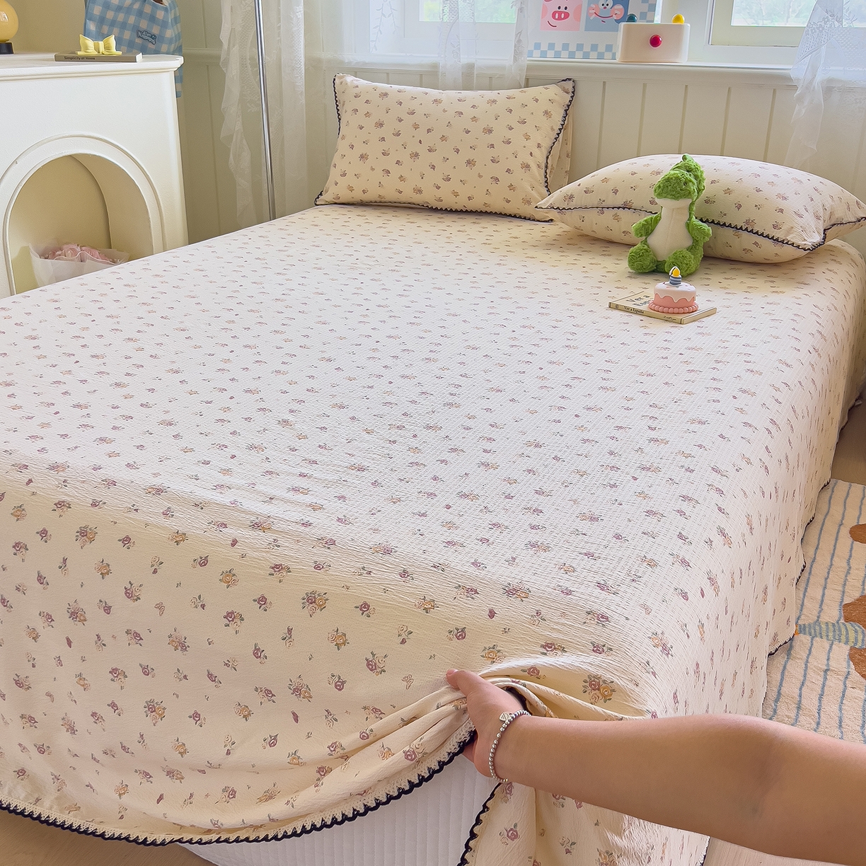 91家纺网 家纺一手货源 找家纺 三盛源 2025新款韩版碎花皱皱双层纱镂空花边水洗棉单床单床单单件 梦境