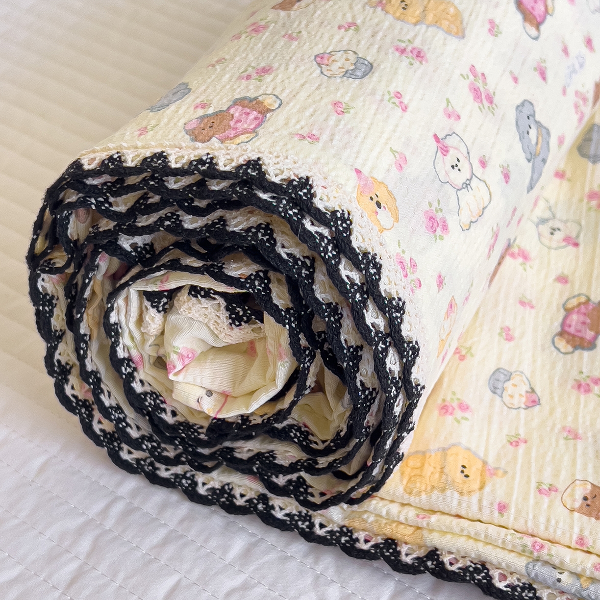 91家纺网 家纺一手货源 找家纺 三盛源 2025新款韩版碎花皱皱双层纱镂空花边水洗棉单床单床单单件 狗狗乐园