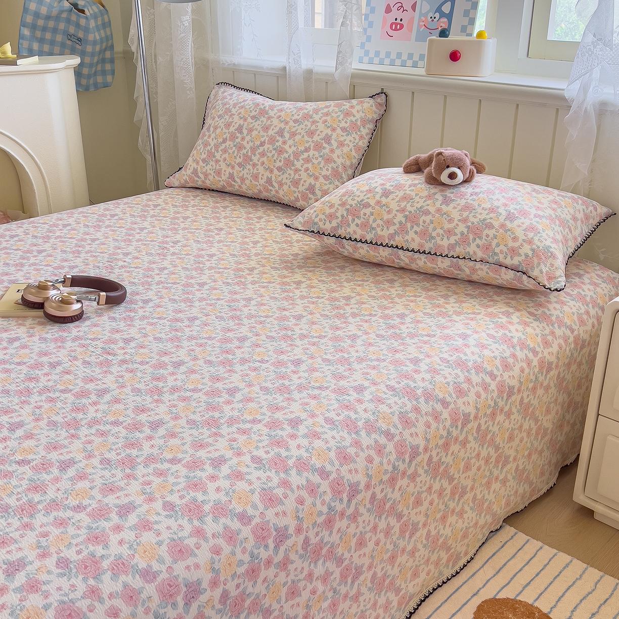 91家纺网 家纺一手货源 找家纺 三盛源 2025新款韩版碎花皱皱双层纱镂空花边水洗棉单床单床单单件 桃之妖妖