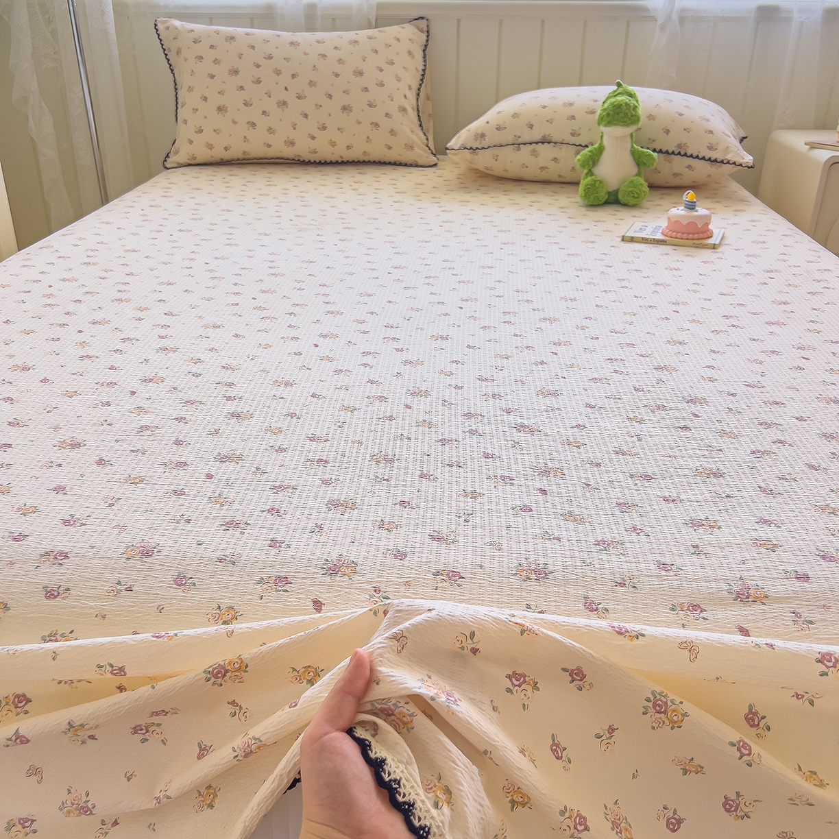 91家纺网 家纺一手货源 找家纺 三盛源 2025新款韩版碎花皱皱双层纱镂空花边水洗棉单床单床单单件 梦境