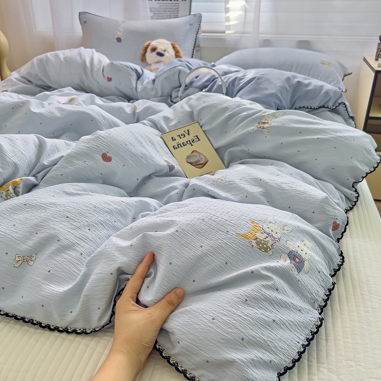 91家纺网 家纺一手货源 找家纺 三盛源 2025新款韩系小花卉镂空花边超柔皱皱双层纱水洗棉单被套被套单件 萌趣小窝