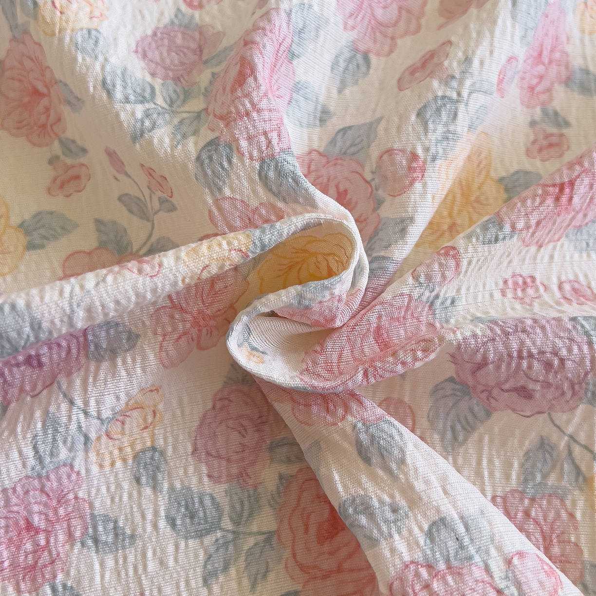 91家纺网 家纺一手货源 找家纺 三盛源 2025新款韩版碎花皱皱双层纱镂空花边水洗棉单床单床单单件 桃之妖妖