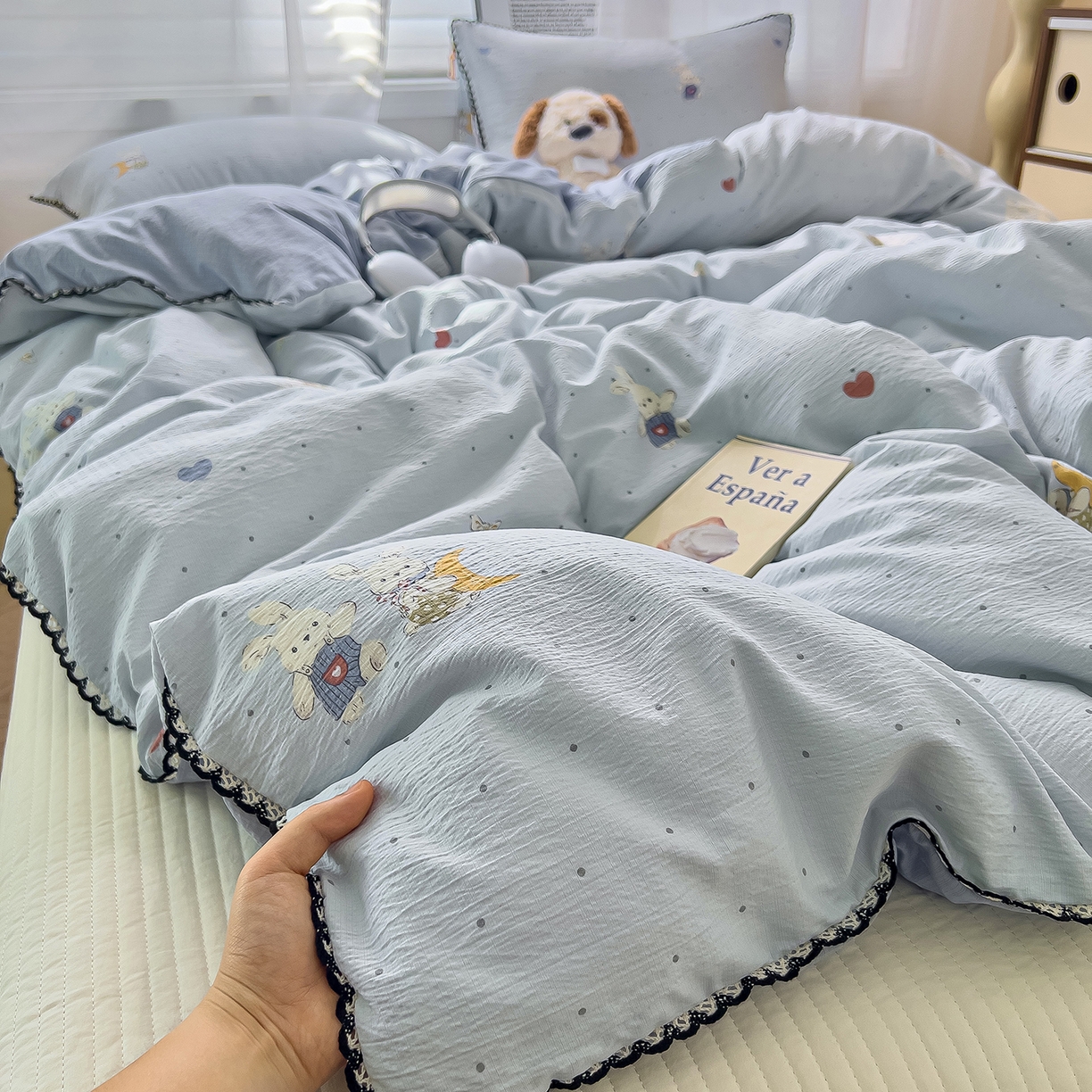 91家纺网 家纺一手货源 找家纺 三盛源 2025新款韩系小花卉镂空花边超柔皱皱双层纱水洗棉单被套被套单件 萌趣小窝