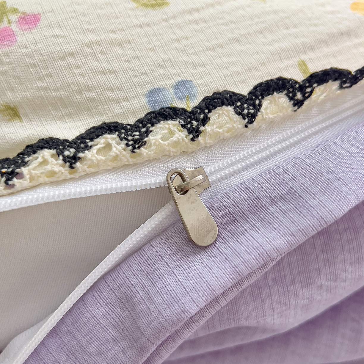 91家纺网 家纺一手货源 找家纺 三盛源 2025新款韩系小花卉镂空花边超柔皱皱双层纱水洗棉单被套被套单件 紫米樱桃