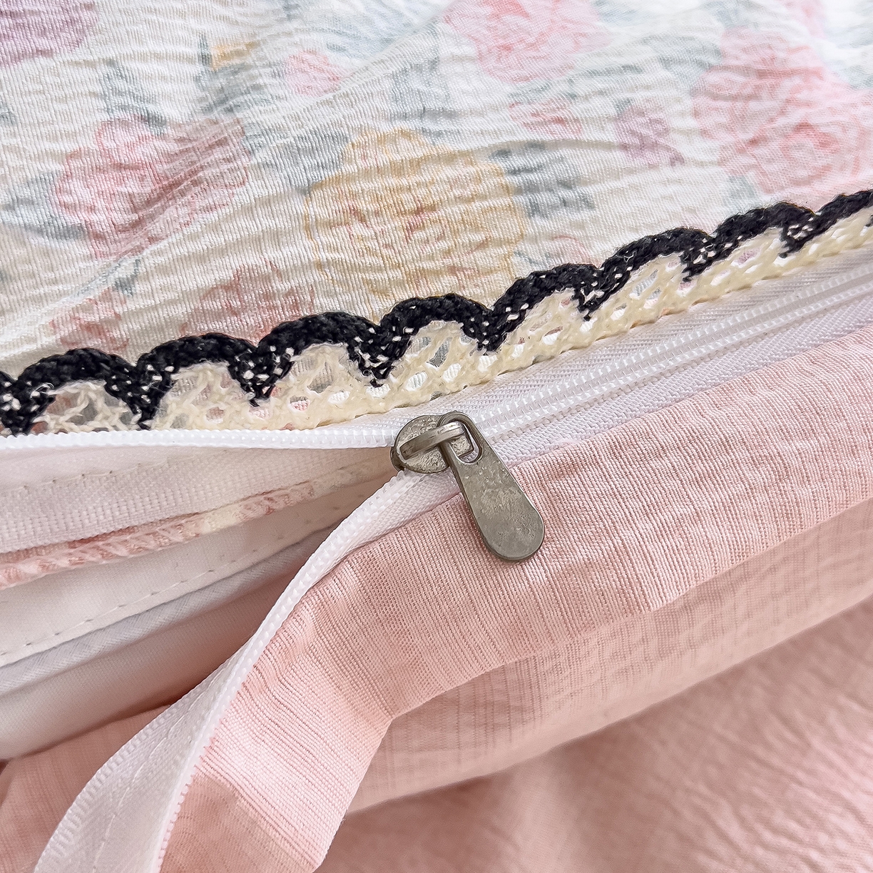 91家纺网 家纺一手货源 找家纺 三盛源 2025新款韩系小花卉镂空花边超柔皱皱双层纱水洗棉单被套被套单件 桃粉