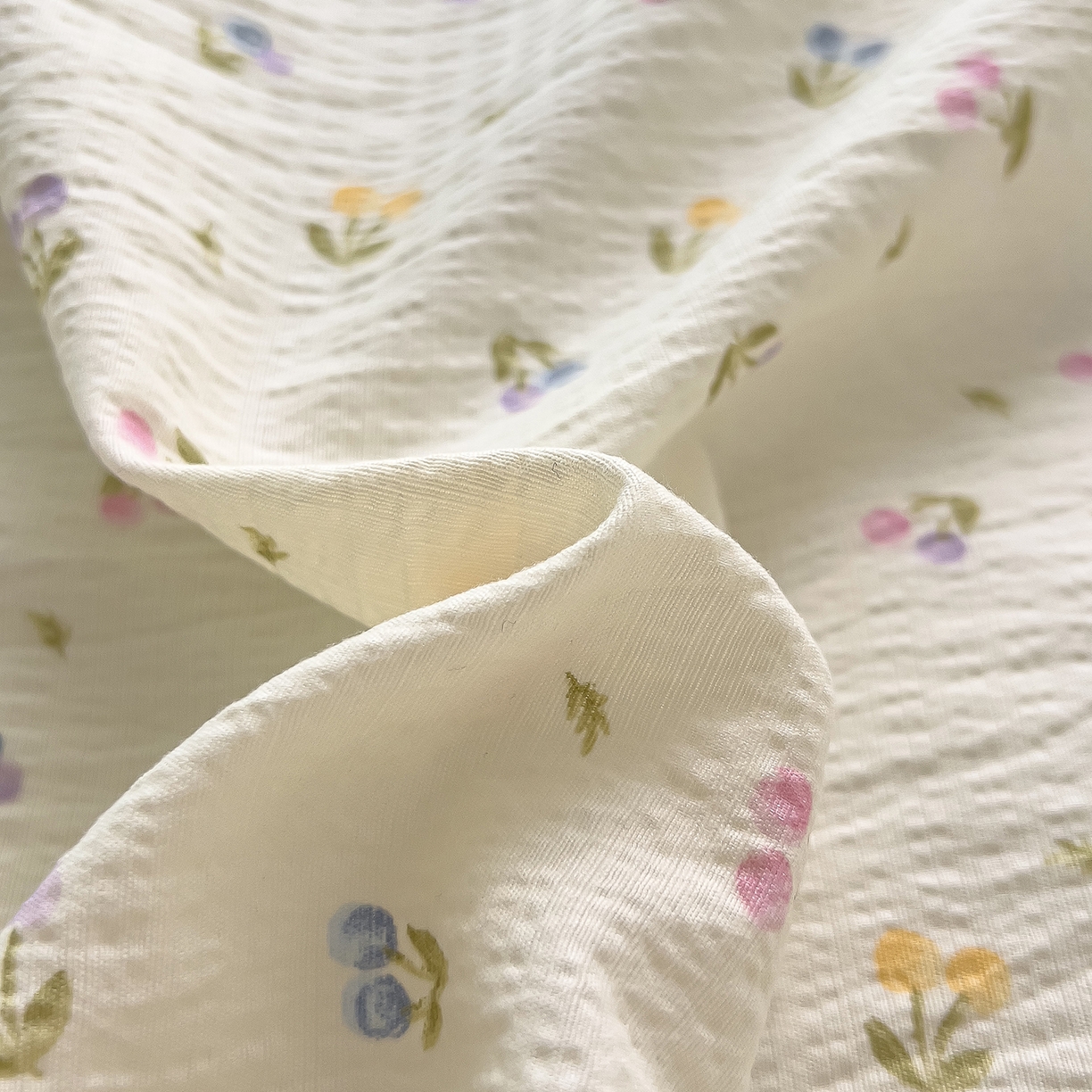 91家纺网 家纺一手货源 找家纺 三盛源 2025新款韩系小花卉镂空花边超柔皱皱双层纱水洗棉单被套被套单件 紫米樱桃