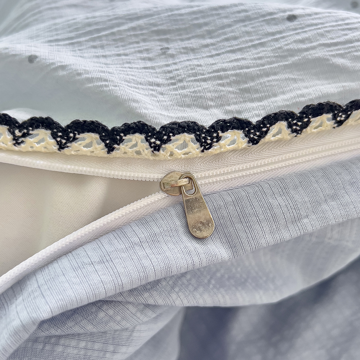 91家纺网 家纺一手货源 找家纺 三盛源 2025新款韩系小花卉镂空花边超柔皱皱双层纱水洗棉单被套被套单件 萌趣小窝