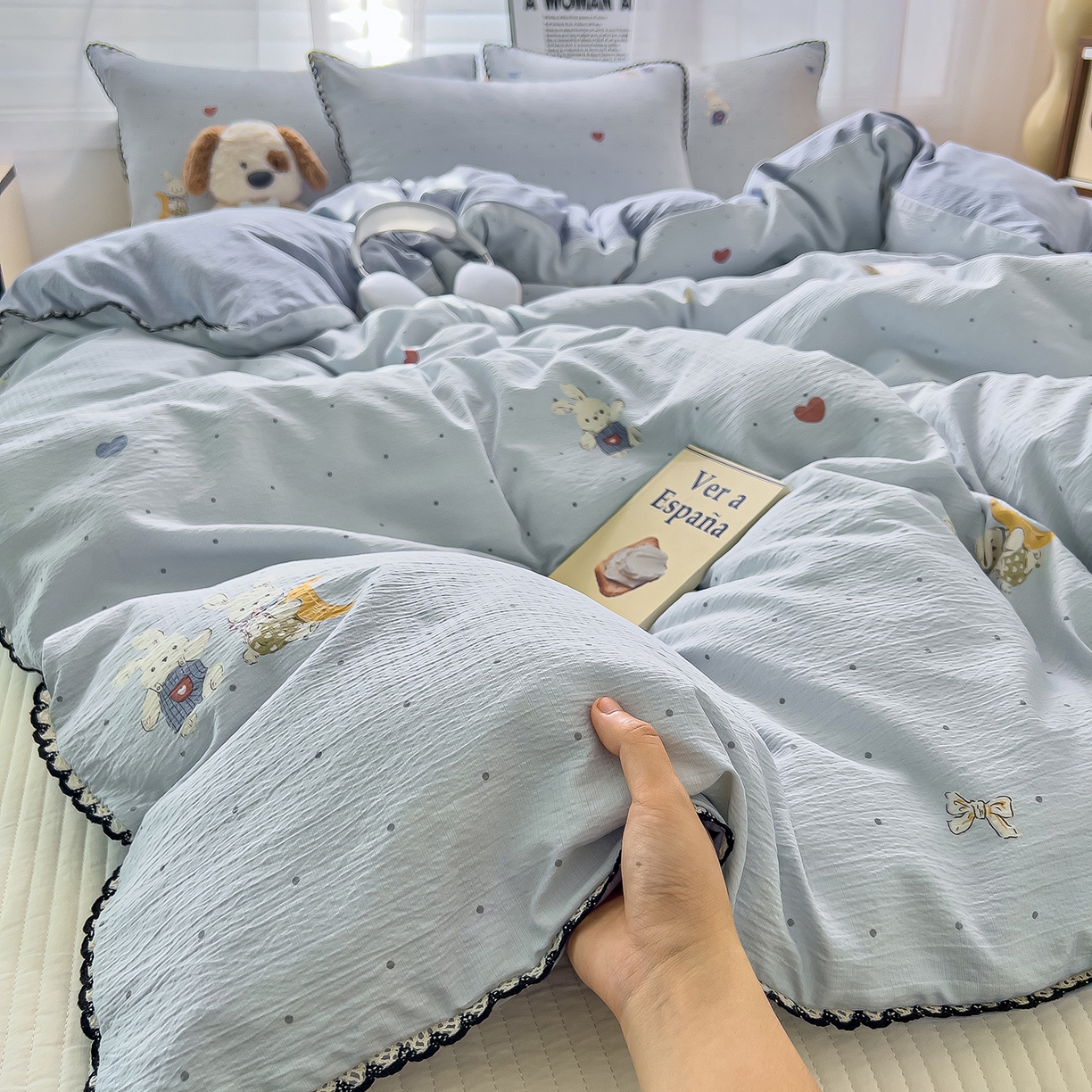 91家纺网 家纺一手货源 找家纺 三盛源 2025新款韩系小花卉镂空花边超柔皱皱双层纱水洗棉单被套被套单件 萌趣小窝