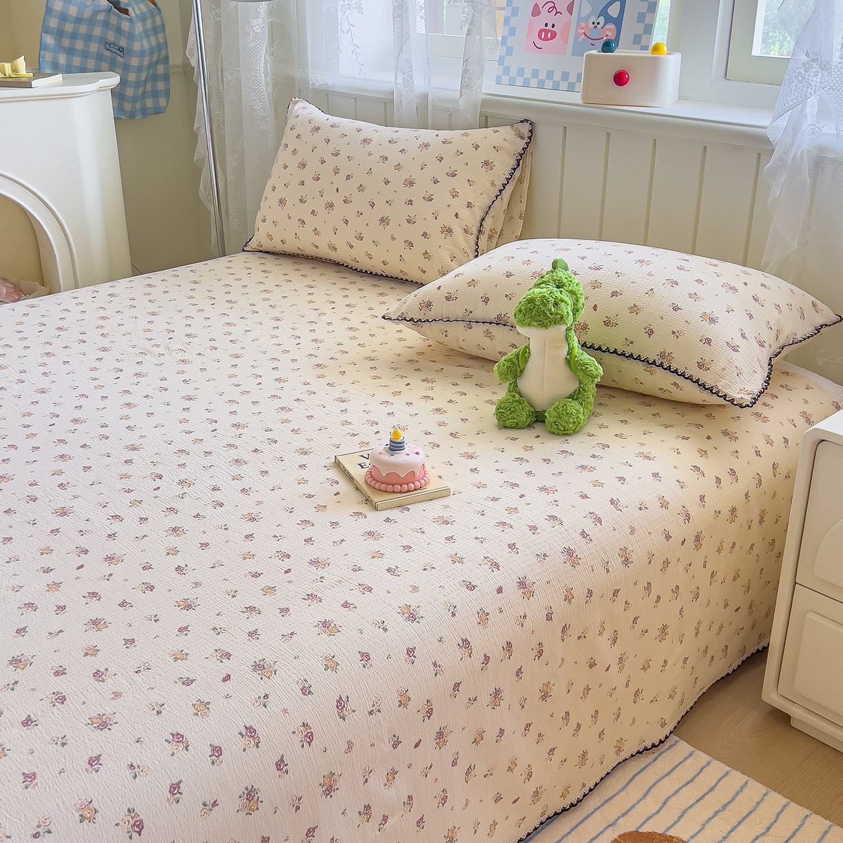 91家纺网 家纺一手货源 找家纺 三盛源 2025新款韩版碎花皱皱双层纱镂空花边水洗棉单床单床单单件 梦境