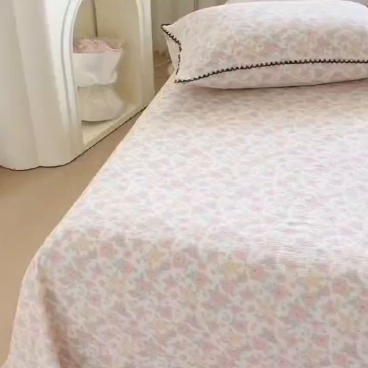 91家纺网 家纺一手货源 找家纺 三盛源 2025新款韩版碎花皱皱双层纱镂空花边水洗棉单床单床单单件 桃之妖妖