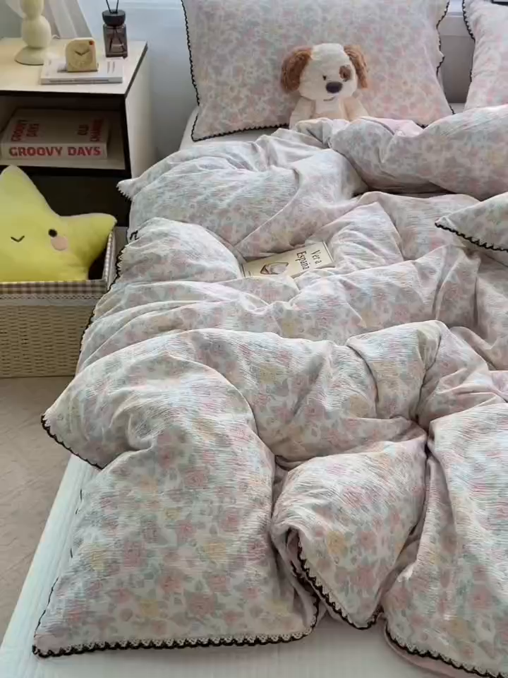 91家纺网 家纺一手货源 找家纺 三盛源 2025新款韩系小花卉镂空花边超柔皱皱双层纱水洗棉单被套被套单件 桃粉