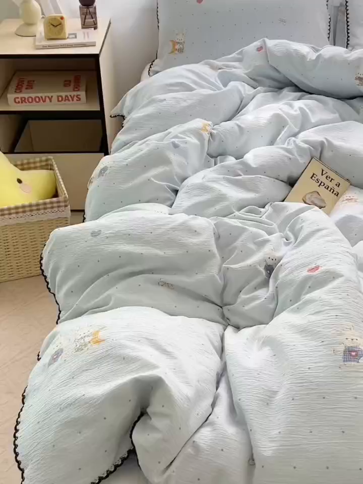 91家纺网 家纺一手货源 找家纺 三盛源 2025新款韩系小花卉镂空花边超柔皱皱双层纱水洗棉单被套被套单件 萌趣小窝