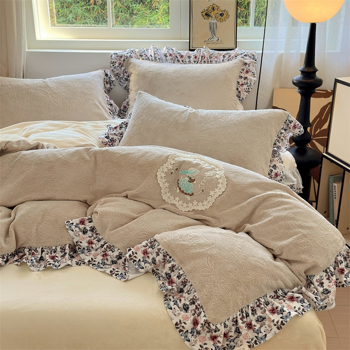 91家纺网 家纺一手货源 找家纺 （总）乐居家纺 2025新款蝴蝶花边款剪花提花牛奶绒四件套（含买家秀和质检报告）