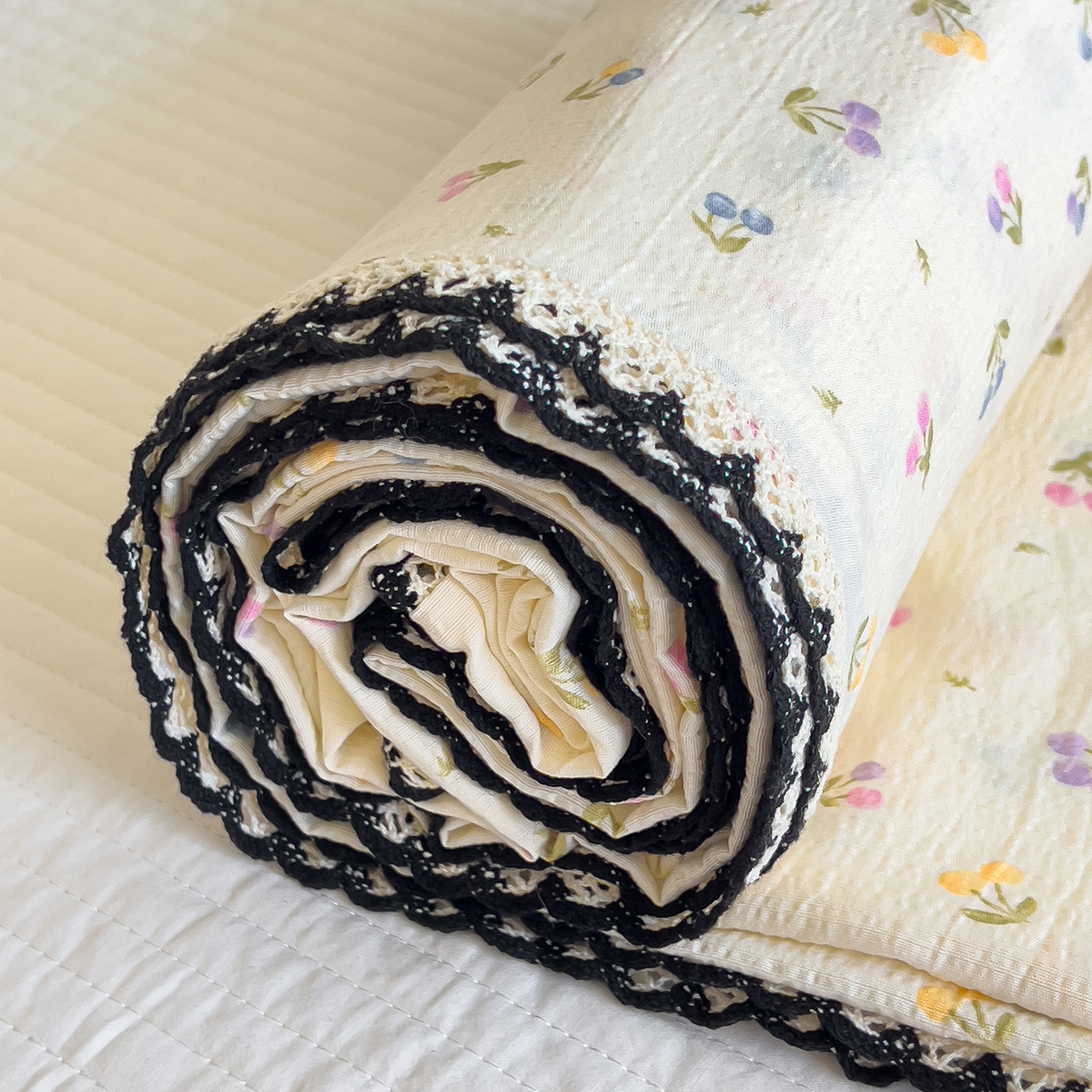 91家纺网 家纺一手货源 找家纺 三盛源 2025新款韩版碎花皱皱双层纱镂空花边水洗棉单床单床单单件 樱桃波波