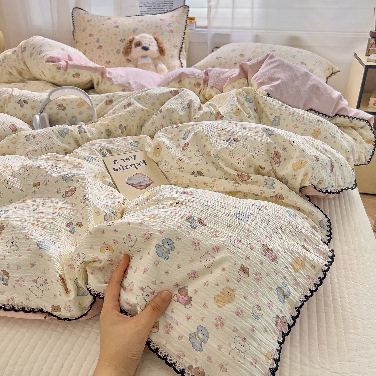 91家纺网 家纺一手货源 找家纺 三盛源 2025新款韩系小花卉镂空花边超柔皱皱双层纱水洗棉单被套被套单件 泡芙小狗