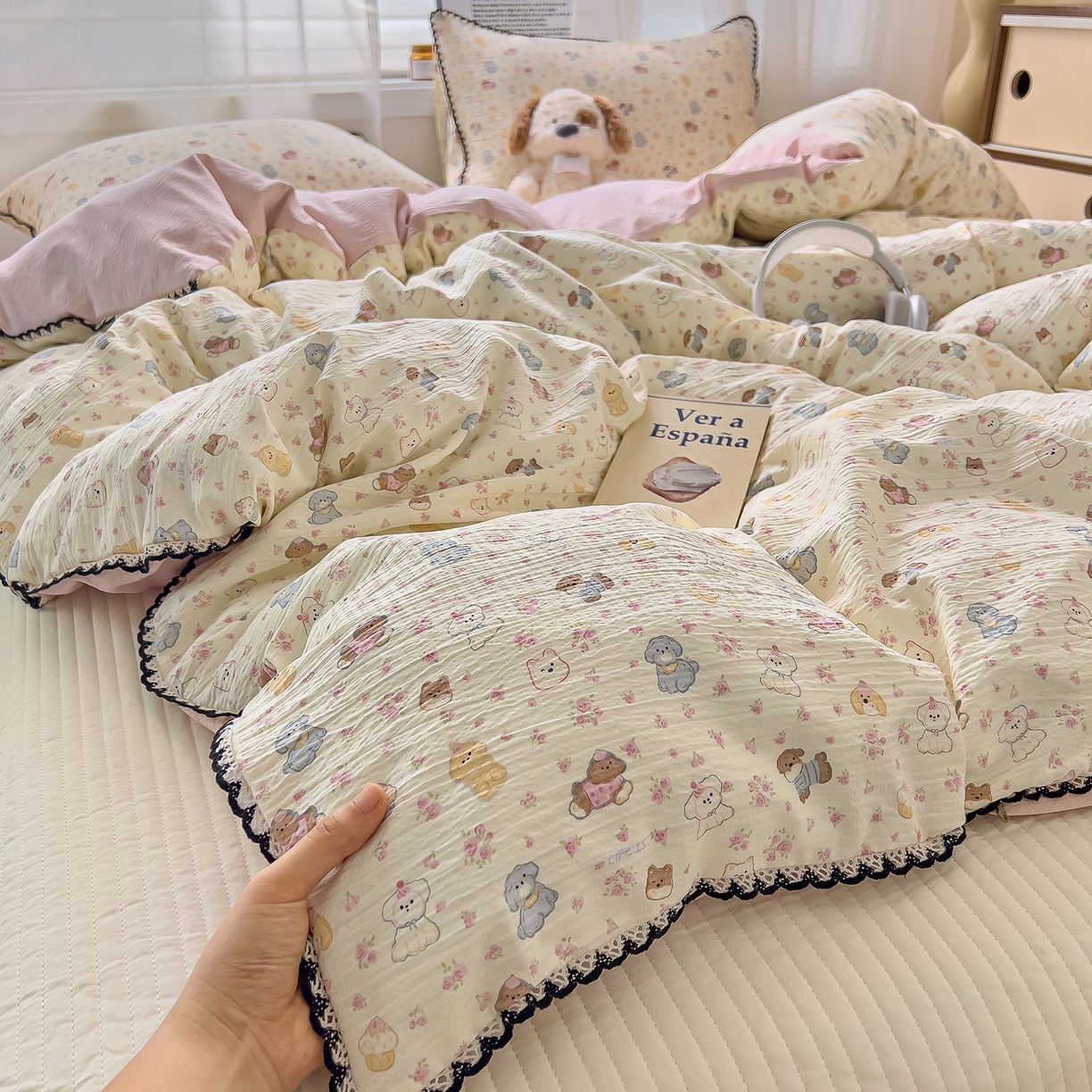 91家纺网 家纺一手货源 找家纺 三盛源 2025新款韩系小花卉镂空花边超柔皱皱双层纱水洗棉单被套被套单件 泡芙小狗