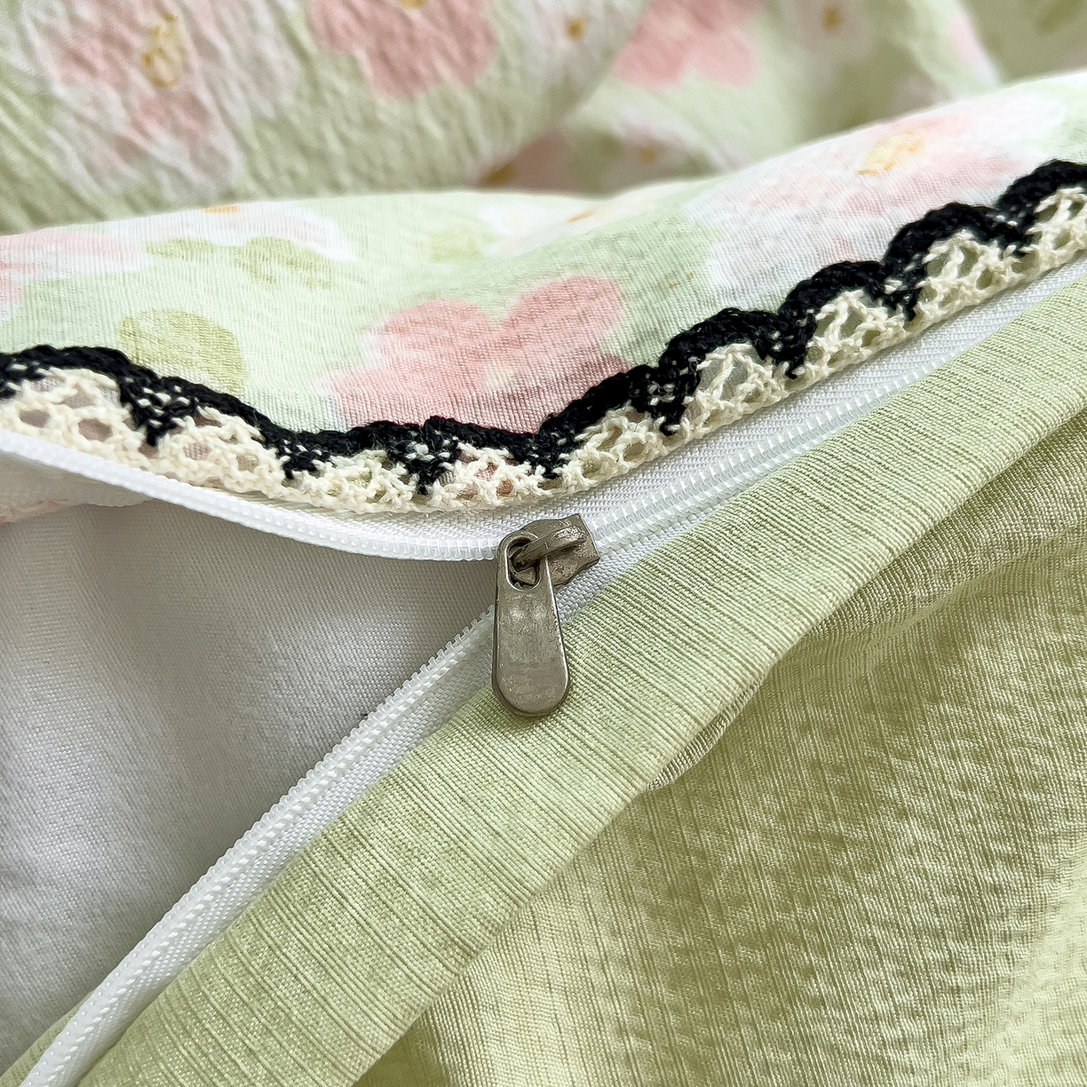 91家纺网 家纺一手货源 找家纺 三盛源 2025新款韩系小花卉镂空花边超柔皱皱双层纱水洗棉单被套被套单件 绿野