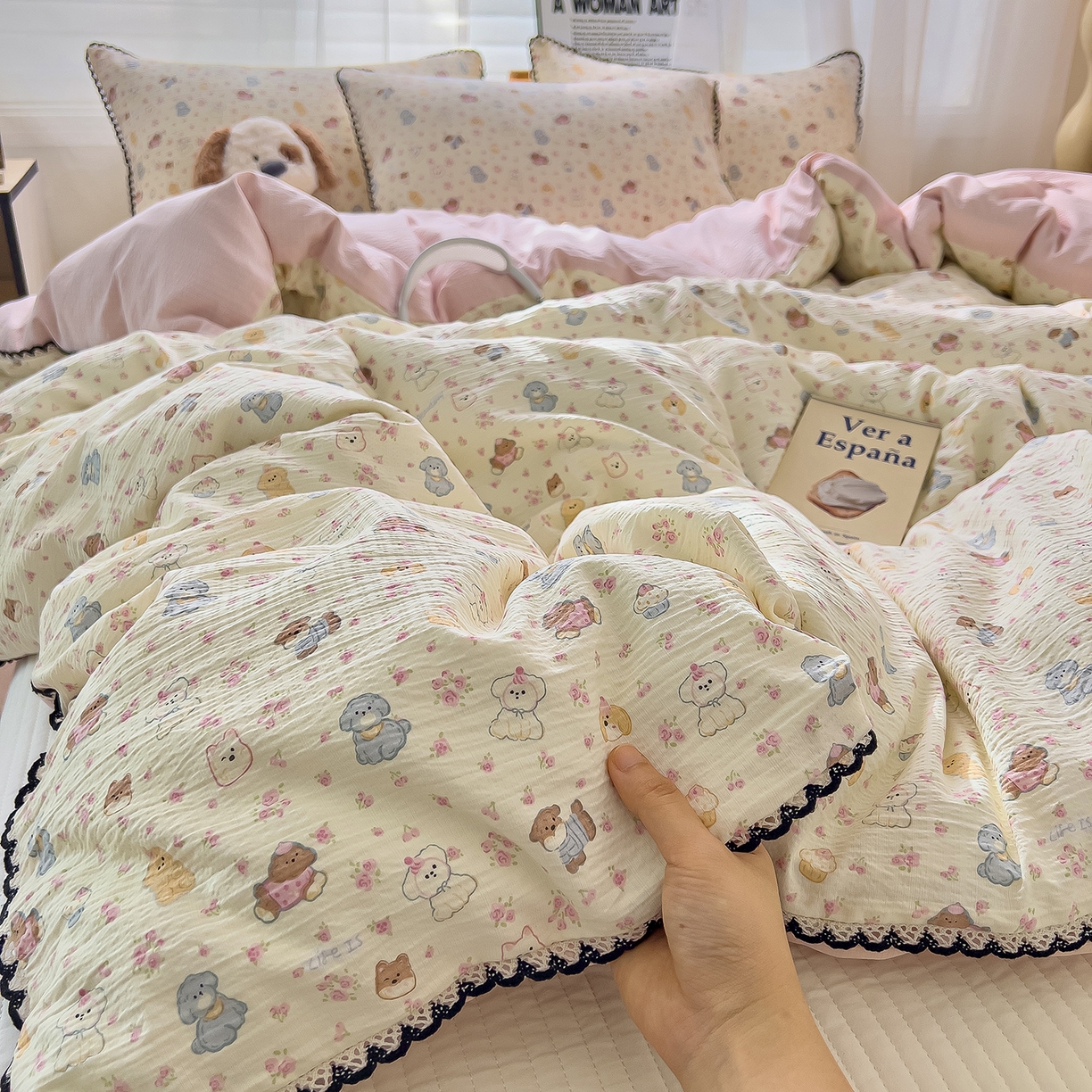 91家纺网 家纺一手货源 找家纺 三盛源 2025新款韩系小花卉镂空花边超柔皱皱双层纱水洗棉单被套被套单件 泡芙小狗