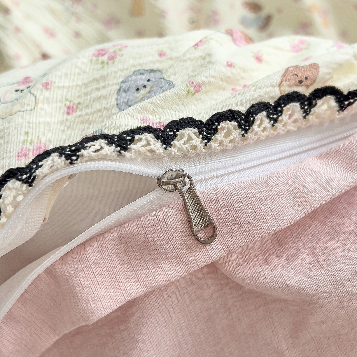 91家纺网 家纺一手货源 找家纺 三盛源 2025新款韩系小花卉镂空花边超柔皱皱双层纱水洗棉单被套被套单件 泡芙小狗