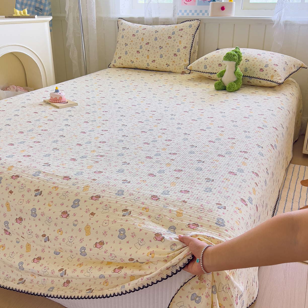 91家纺网 家纺一手货源 找家纺 三盛源 2025新款韩版碎花皱皱双层纱镂空花边水洗棉单床单床单单件 狗狗乐园