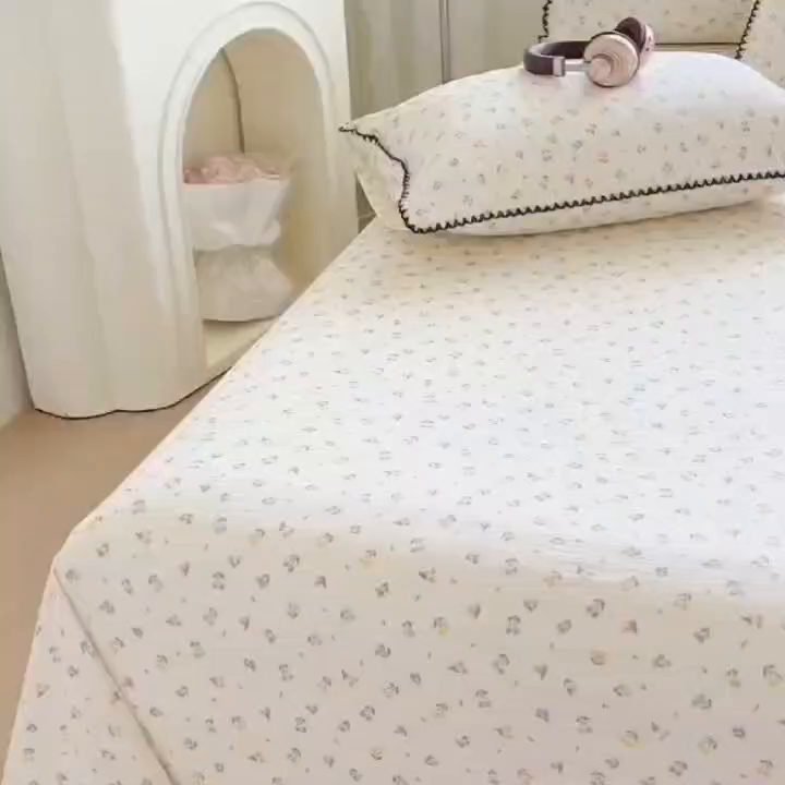 91家纺网 家纺一手货源 找家纺 三盛源 2025新款韩版碎花皱皱双层纱镂空花边水洗棉单床单床单单件 樱桃波波