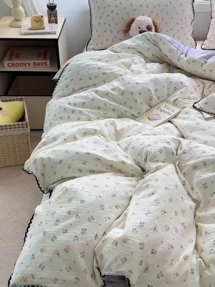 91家纺网 家纺一手货源 找家纺 三盛源 2025新款韩系小花卉镂空花边超柔皱皱双层纱水洗棉单被套被套单件 紫米樱桃