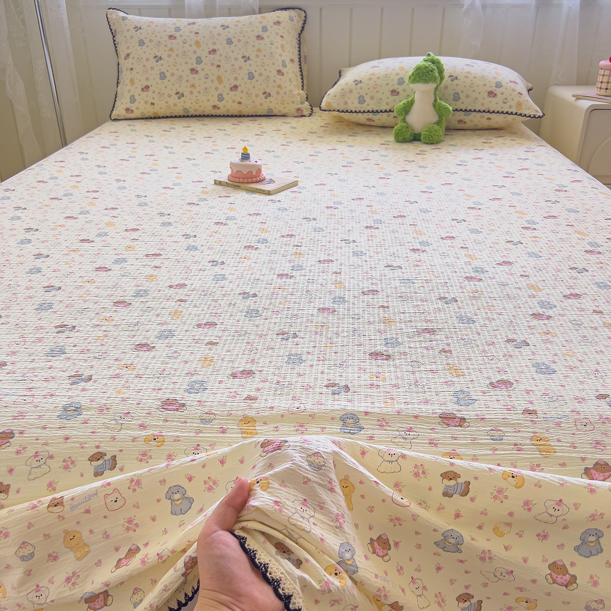 91家纺网 家纺一手货源 找家纺 三盛源 2025新款韩版碎花皱皱双层纱镂空花边水洗棉单床单床单单件 狗狗乐园