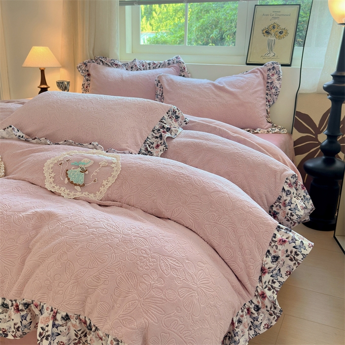 91家纺网 家纺一手货源 找家纺 乐居家纺 2025新款蝴蝶花边款剪花提花牛奶绒四件套（含买家秀和质检报告） 蝴蝶花边款-盛夏-粉