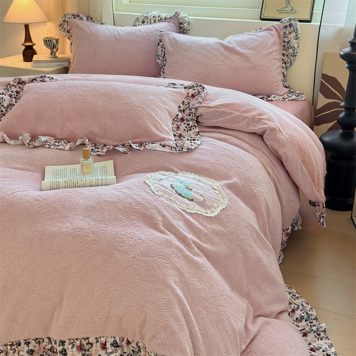 91家纺网 家纺一手货源 找家纺 乐居家纺 2025新款蝴蝶花边款剪花提花牛奶绒四件套（含买家秀和质检报告） 蝴蝶花边款-盛夏-粉