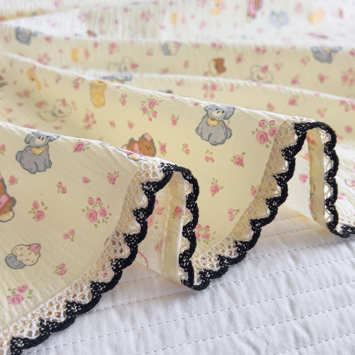 91家纺网 家纺一手货源 找家纺 三盛源 2025新款韩版碎花皱皱双层纱镂空花边水洗棉单床单床单单件 狗狗乐园