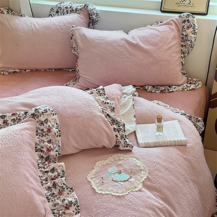 91家纺网 家纺一手货源 找家纺 乐居家纺 2025新款蝴蝶花边款剪花提花牛奶绒四件套（含买家秀和质检报告） 蝴蝶花边款-盛夏-粉