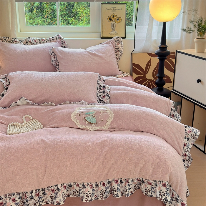 91家纺网 家纺一手货源 找家纺 乐居家纺 2025新款蝴蝶花边款剪花提花牛奶绒四件套（含买家秀和质检报告） 蝴蝶花边款-盛夏-粉