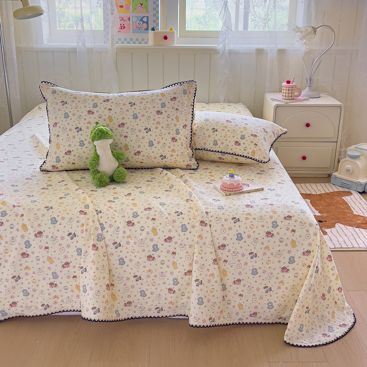 91家纺网 家纺一手货源 找家纺 三盛源 2025新款韩版碎花皱皱双层纱镂空花边水洗棉单床单床单单件 狗狗乐园