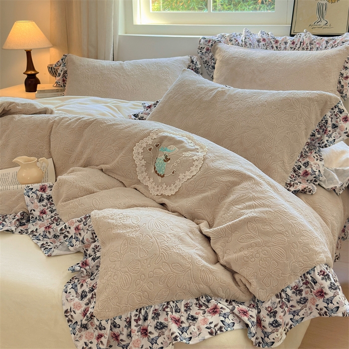 91家纺网 家纺一手货源 找家纺 乐居家纺 2025新款蝴蝶花边款剪花提花牛奶绒四件套（含买家秀和质检报告） 蝴蝶花边款-盛夏-米咖