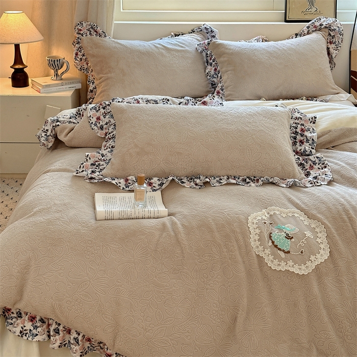 91家纺网 家纺一手货源 找家纺 乐居家纺 2025新款蝴蝶花边款剪花提花牛奶绒四件套（含买家秀和质检报告） 蝴蝶花边款-盛夏-米咖