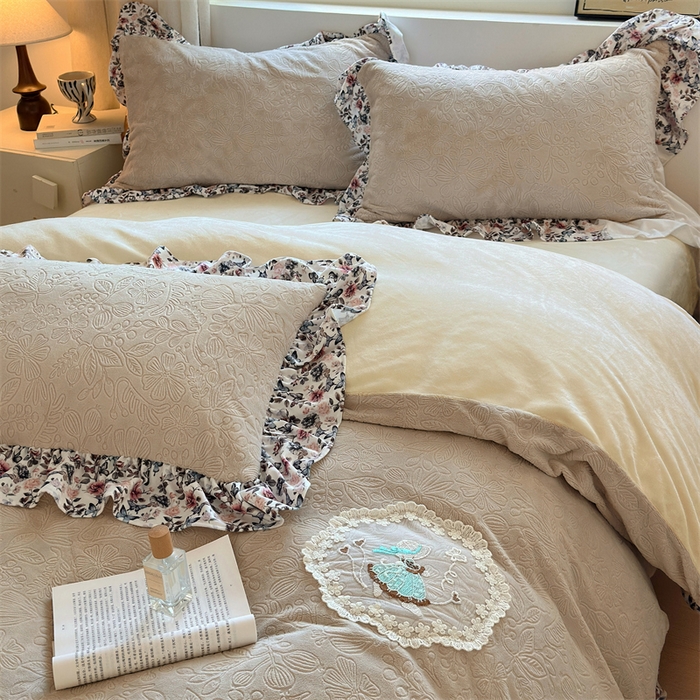 91家纺网 家纺一手货源 找家纺 乐居家纺 2025新款蝴蝶花边款剪花提花牛奶绒四件套（含买家秀和质检报告） 蝴蝶花边款-盛夏-米咖