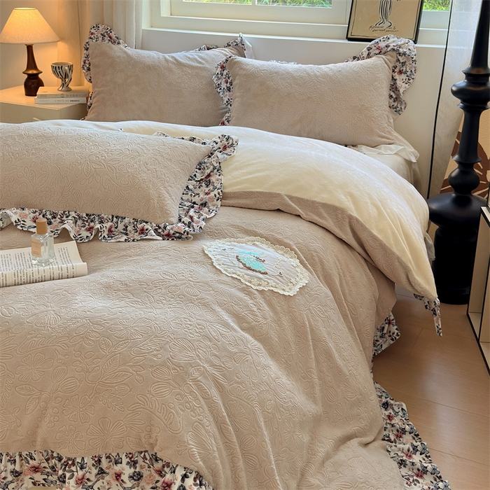 91家纺网 家纺一手货源 找家纺 乐居家纺 2025新款蝴蝶花边款剪花提花牛奶绒四件套（含买家秀和质检报告） 蝴蝶花边款-盛夏-米咖