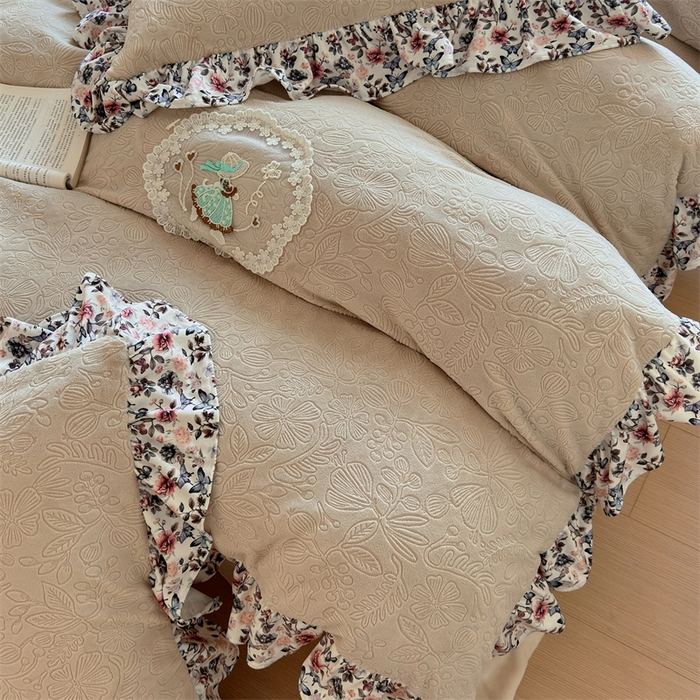 91家纺网 家纺一手货源 找家纺 乐居家纺 2025新款蝴蝶花边款剪花提花牛奶绒四件套（含买家秀和质检报告） 蝴蝶花边款-盛夏-米咖