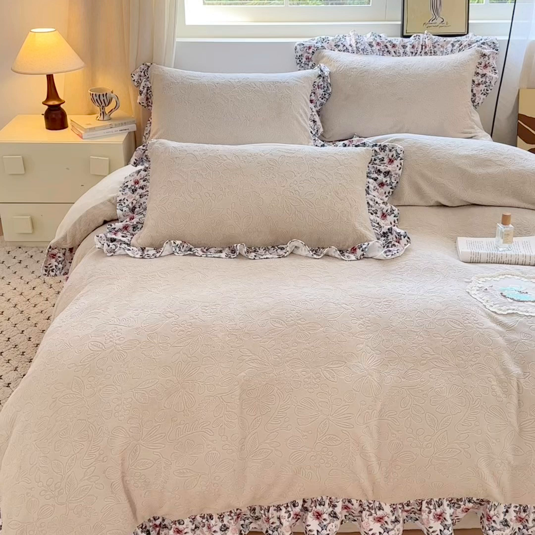 91家纺网 家纺一手货源 找家纺 乐居家纺 2025新款蝴蝶花边款剪花提花牛奶绒四件套（含买家秀和质检报告） 蝴蝶花边款-盛夏-米咖