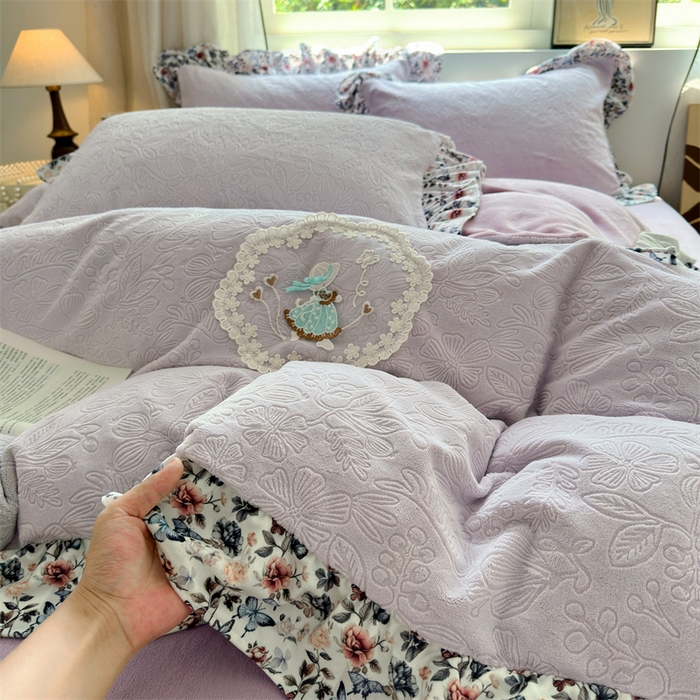 91家纺网 家纺一手货源 找家纺 乐居家纺 2025新款蝴蝶花边款剪花提花牛奶绒四件套（含买家秀和质检报告） 蝴蝶花边款-盛夏-紫