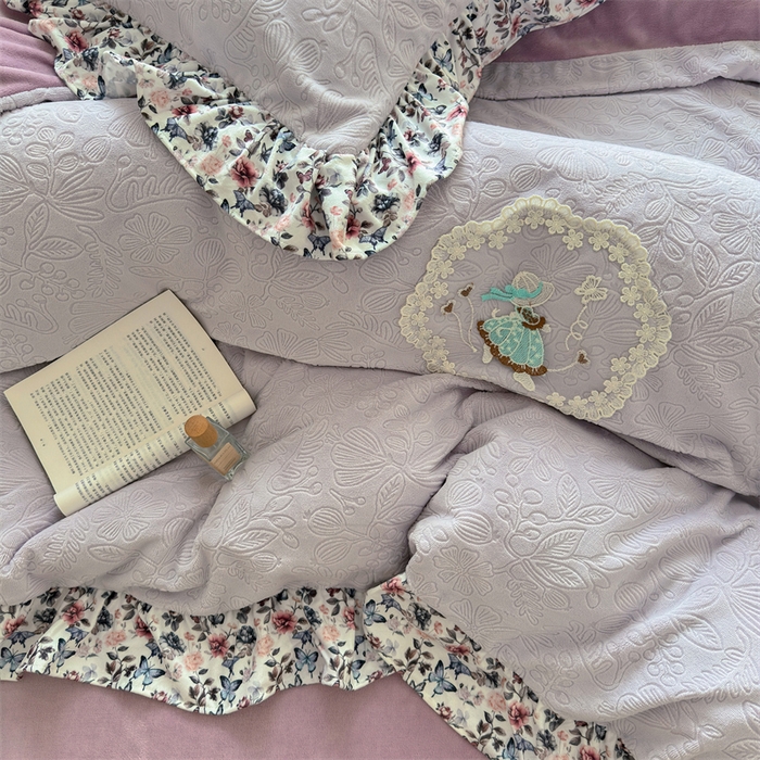 91家纺网 家纺一手货源 找家纺 乐居家纺 2025新款蝴蝶花边款剪花提花牛奶绒四件套（含买家秀和质检报告） 蝴蝶花边款-盛夏-紫