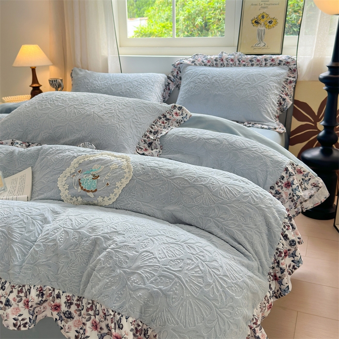 91家纺网 家纺一手货源 找家纺 乐居家纺 2025新款蝴蝶花边款剪花提花牛奶绒四件套（含买家秀和质检报告） 蝴蝶花边款-幸运叶-蓝