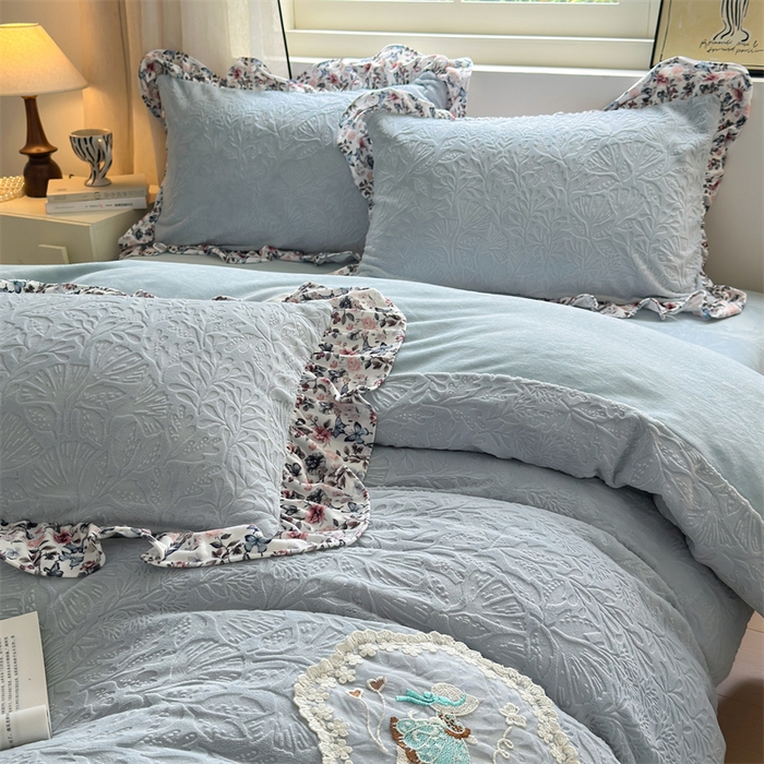 91家纺网 家纺一手货源 找家纺 乐居家纺 2025新款蝴蝶花边款剪花提花牛奶绒四件套（含买家秀和质检报告） 蝴蝶花边款-幸运叶-蓝