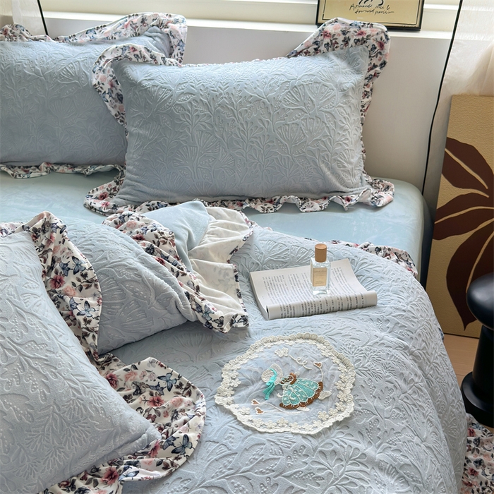 91家纺网 家纺一手货源 找家纺 乐居家纺 2025新款蝴蝶花边款剪花提花牛奶绒四件套（含买家秀和质检报告） 蝴蝶花边款-幸运叶-蓝