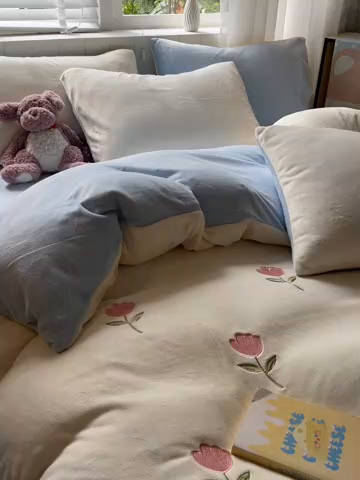 91家纺网 家纺一手货源 找家纺 仔仔熊 2025新款牛奶绒刺绣被套单被套被套单件 郁见暖绒​-蓝